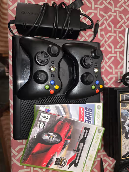 [USED] Xbox 360 e - with 2 controllers and game