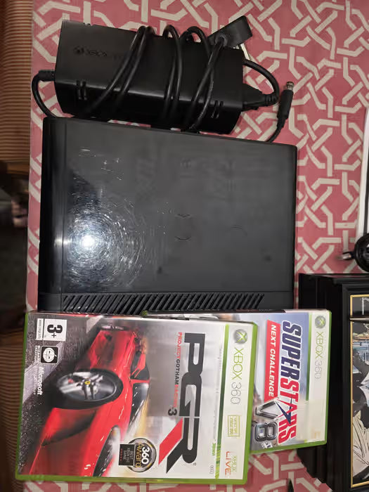 [USED] Xbox 360 e - with 2 controllers and game